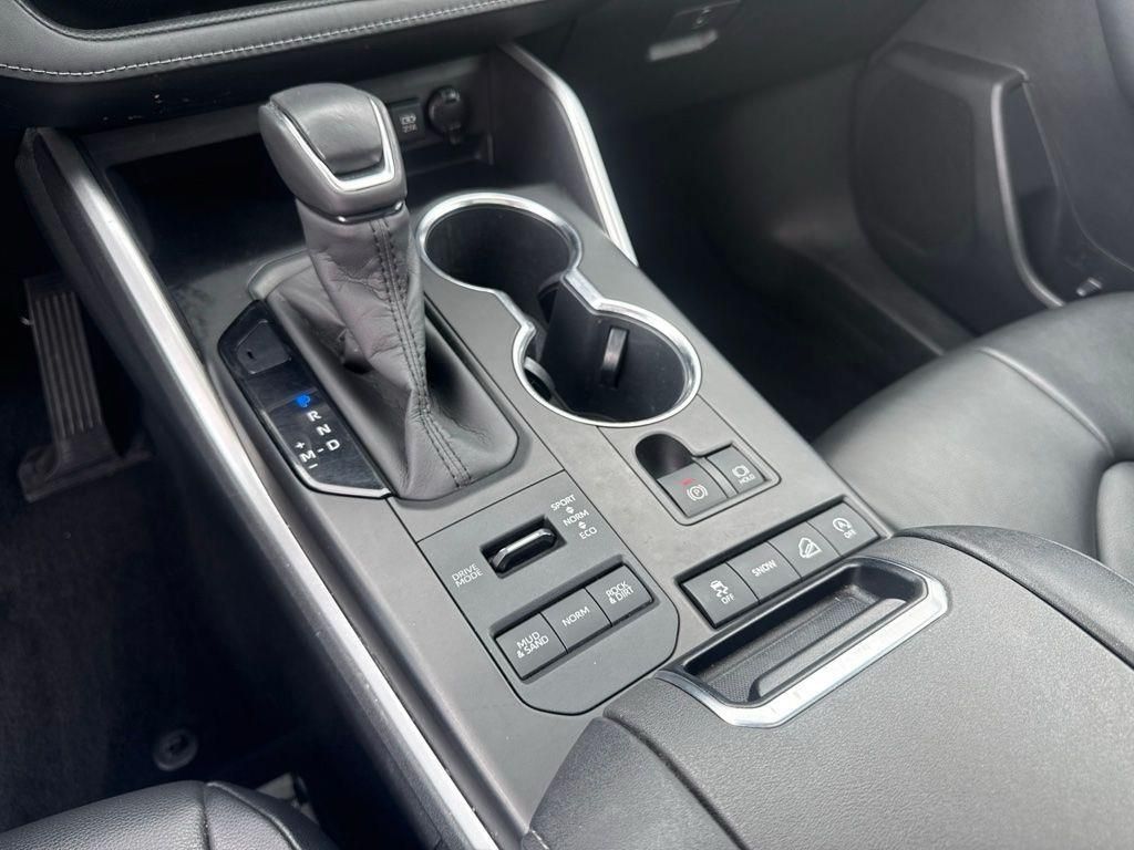 Used 2020 White Toyota XLE image 21