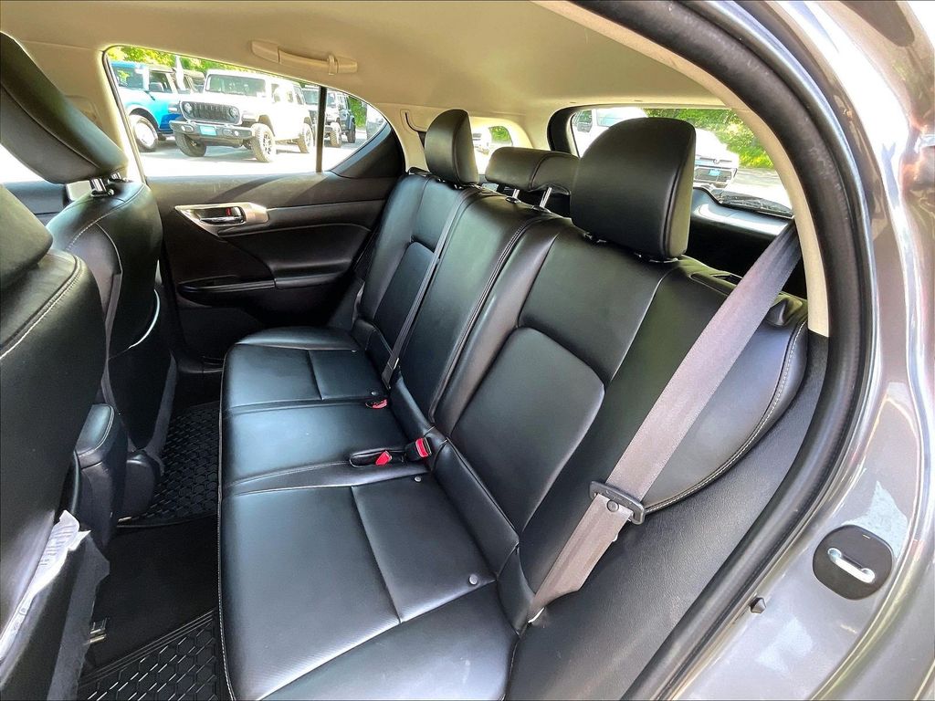 2016 Lexus CT — photo 24