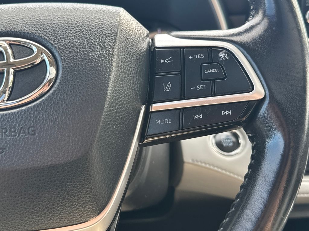 2022 Toyota Highlander XLE photo 22