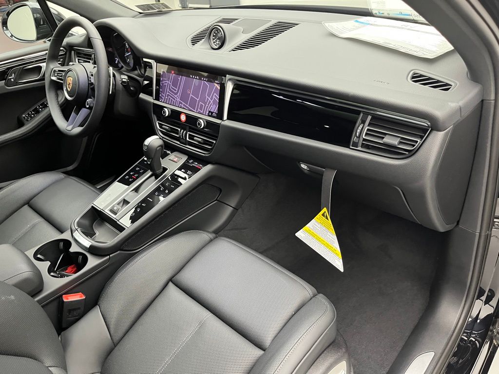 Thumbnail: 2025 Porsche Macan - 32