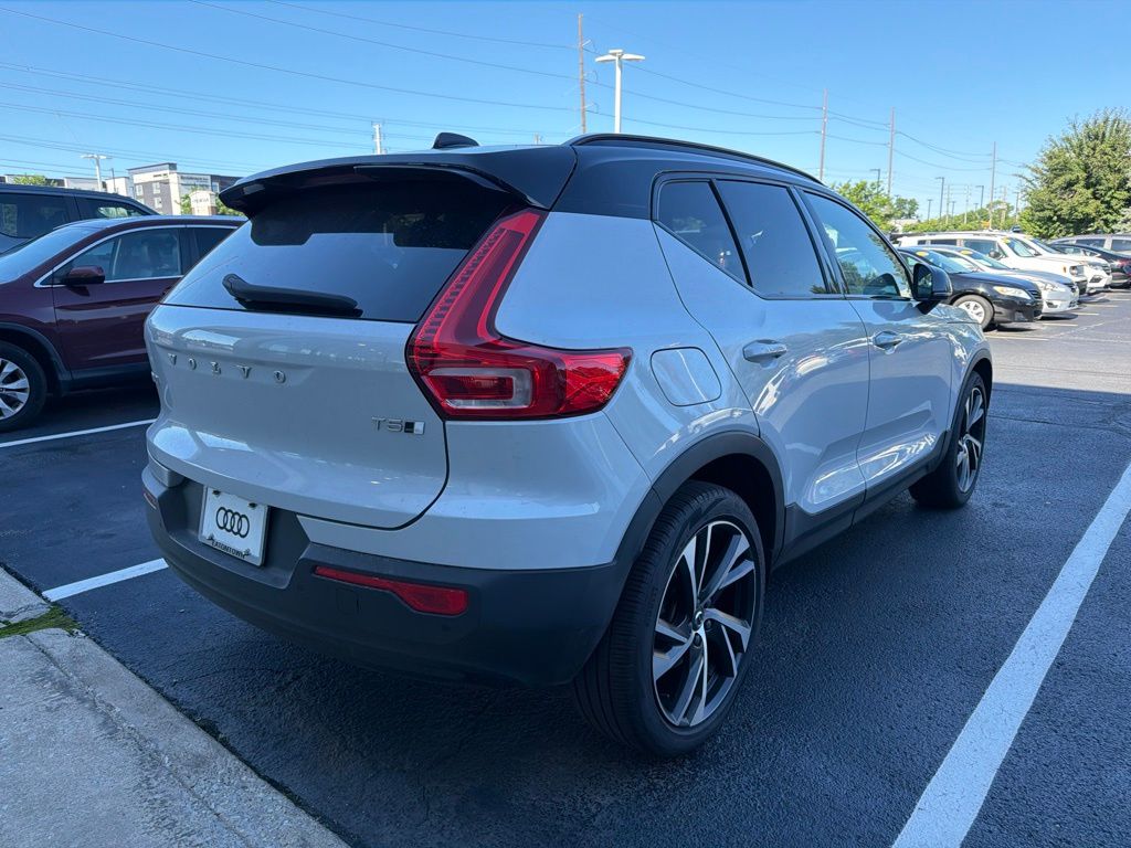 Thumbnail: 2022 Volvo XC40 - 3