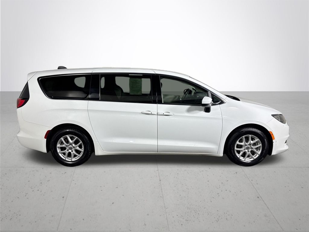 2022 Chrysler Voyager LX