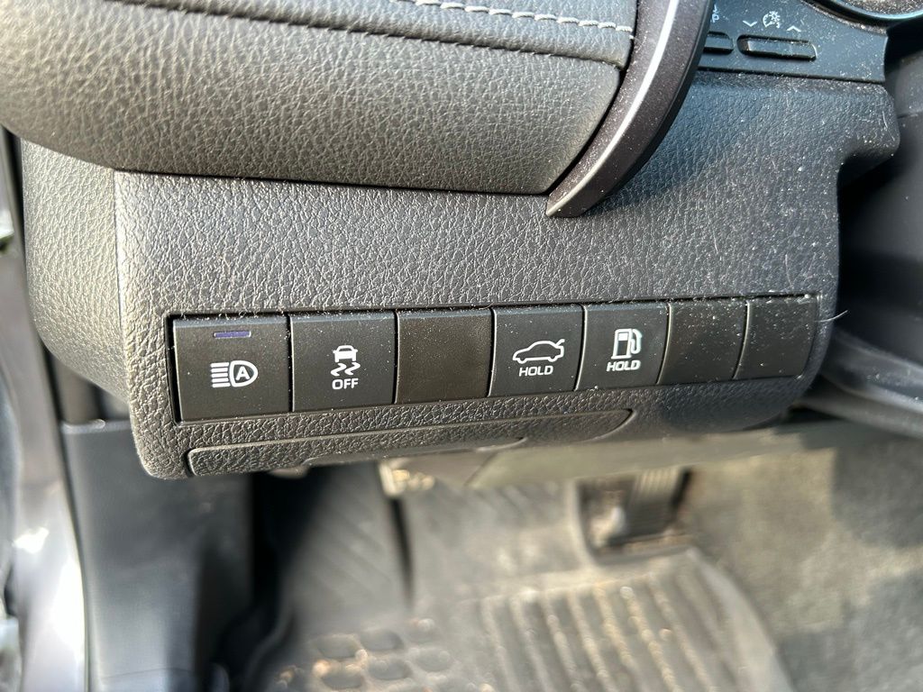 2023 Toyota Camry SE 18