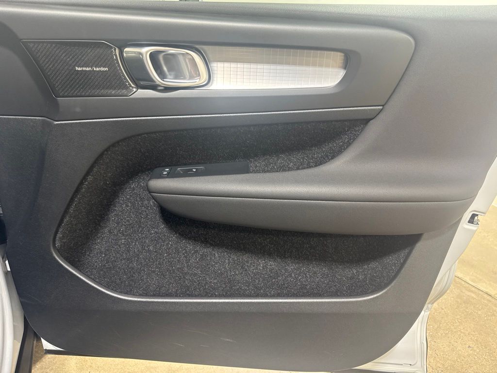Used 2020 Silver Volvo Momentum image 25