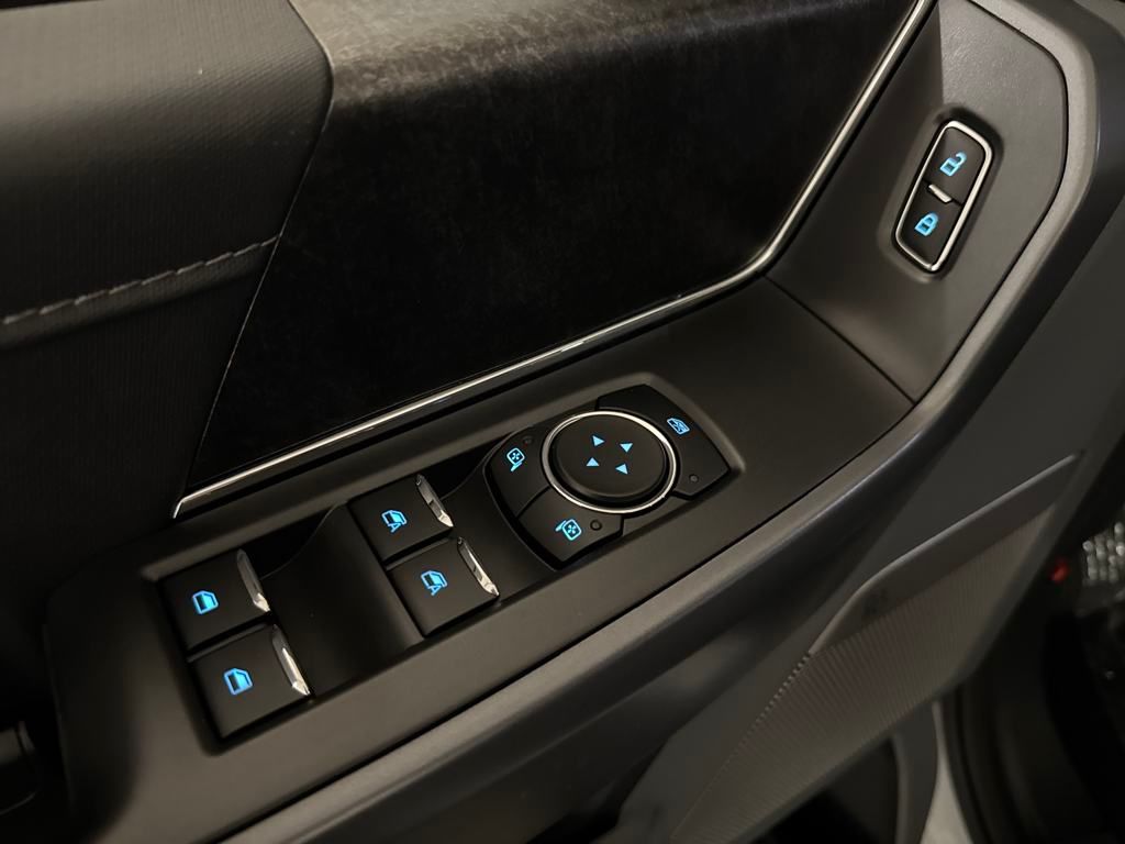 2025 Ford F-150 Lightning photo 17