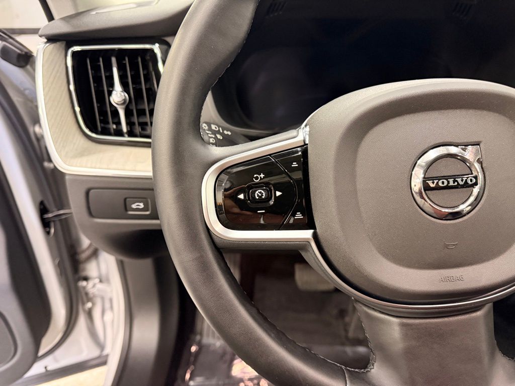 Thumbnail: 2025 Volvo XC60 - 13