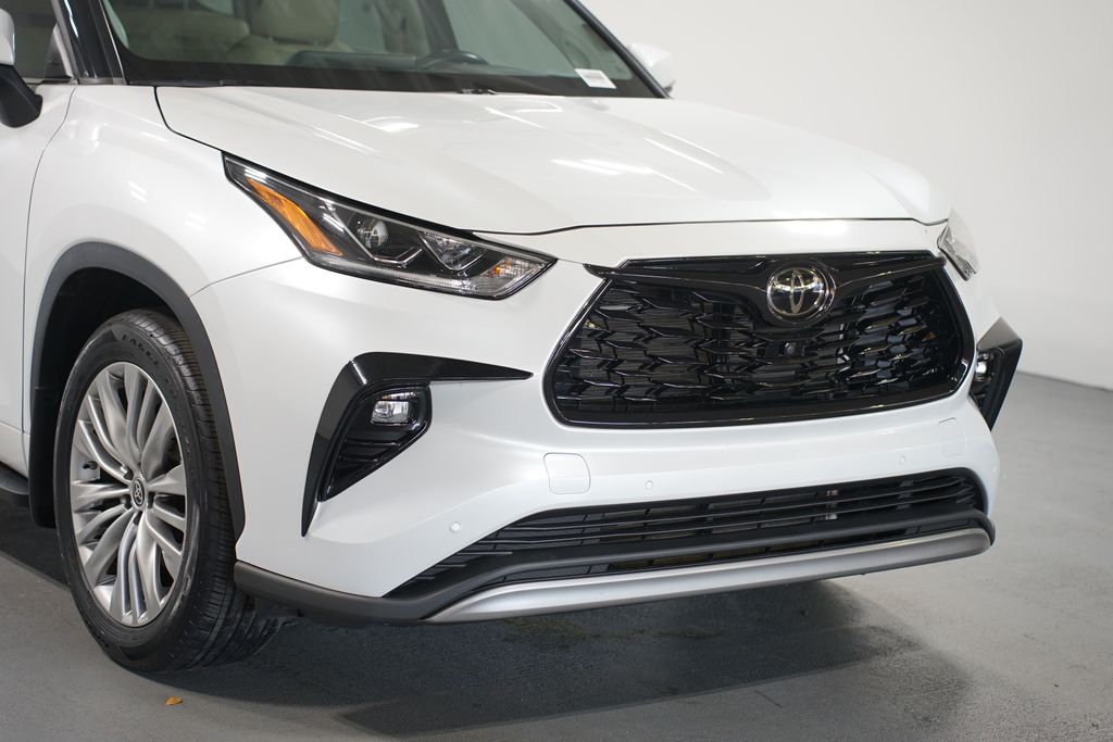Thumbnail: 2022 Toyota Highlander - 4