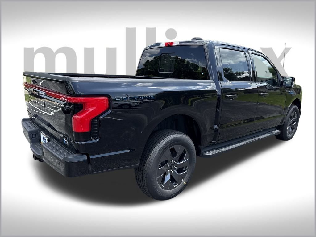 2025 Ford F-150 Lightning Lariat photo 2