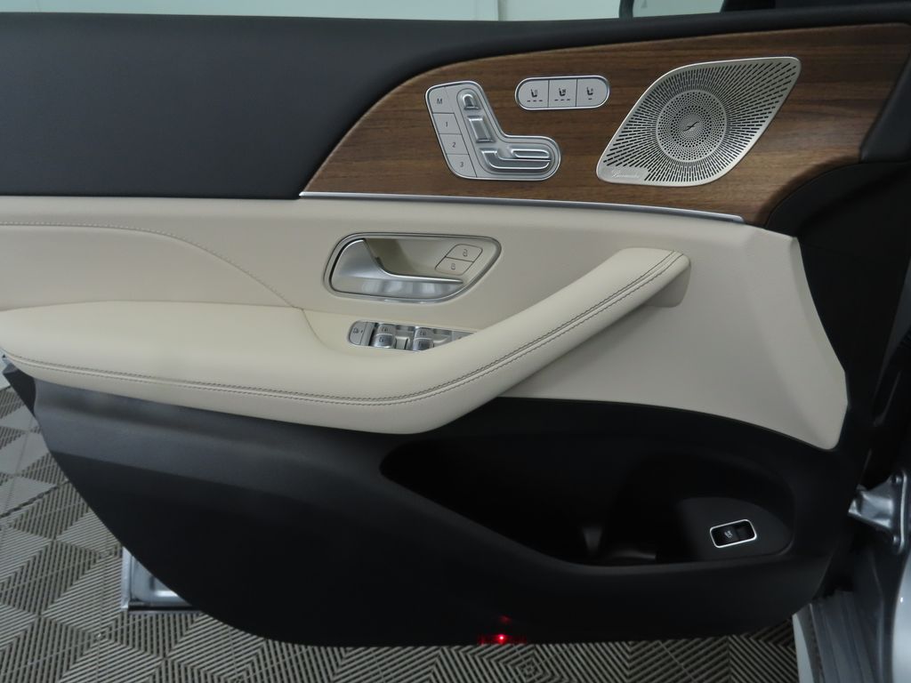 Thumbnail: 2026 Mercedes-Benz GLE - 26