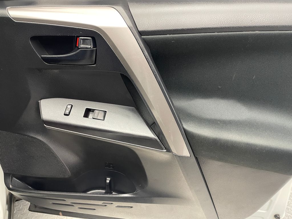 Thumbnail: 2018 Toyota RAV4 - 14