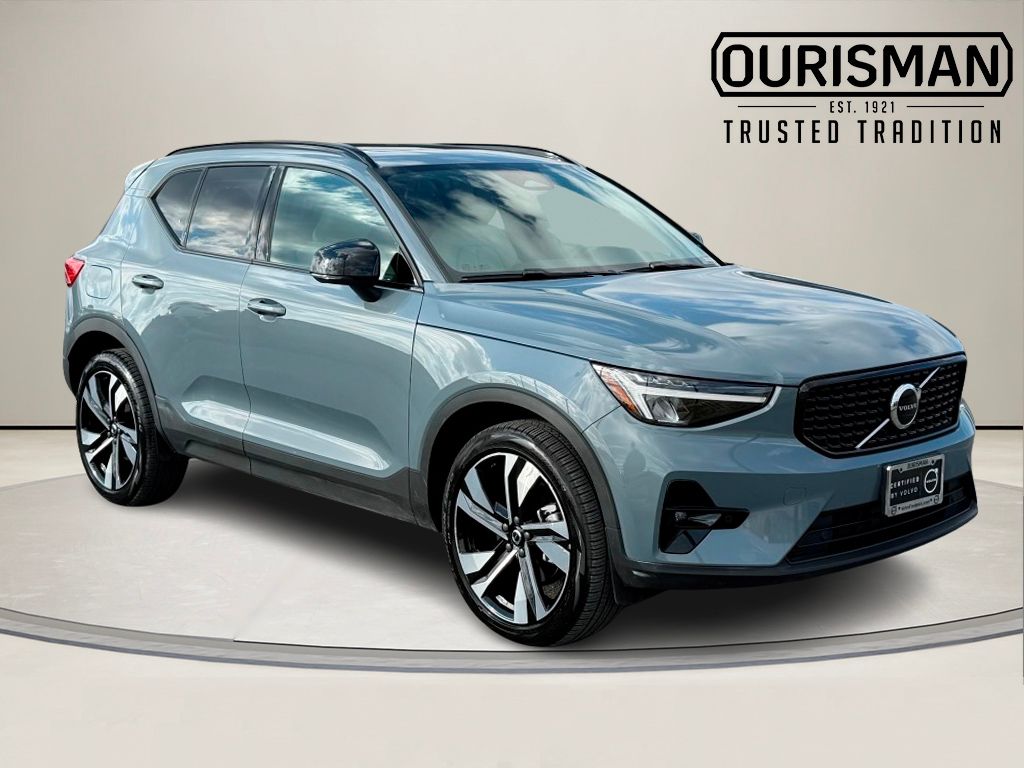 2023 Volvo XC40 B5 Plus Dark Theme AWD