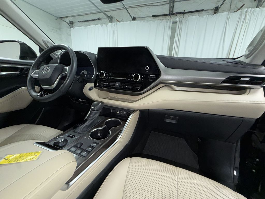 Used 2024 Toyota Highlander SUV