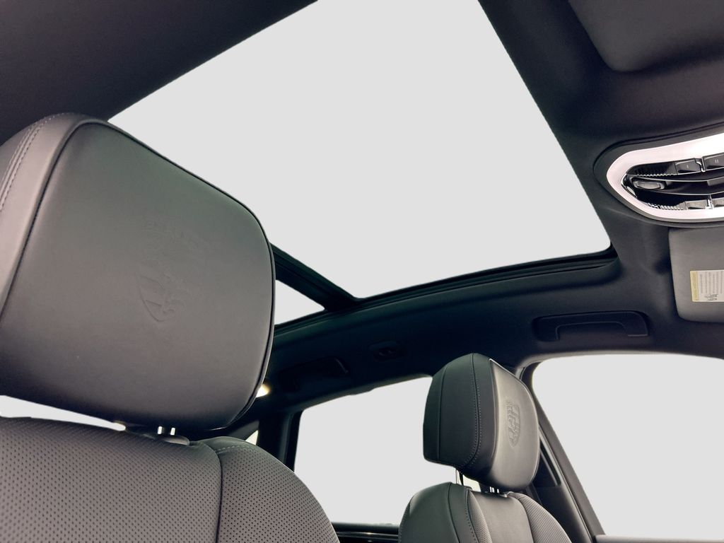 Thumbnail: 2026 Porsche Macan - 21