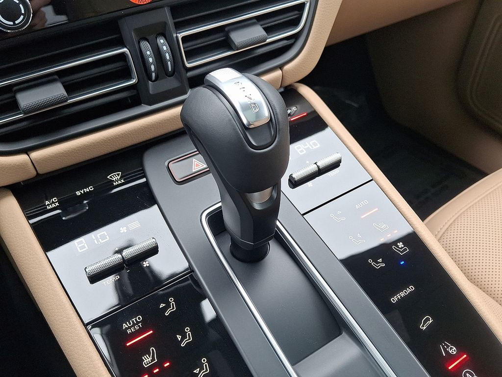 Thumbnail: 2026 Porsche Macan - 18