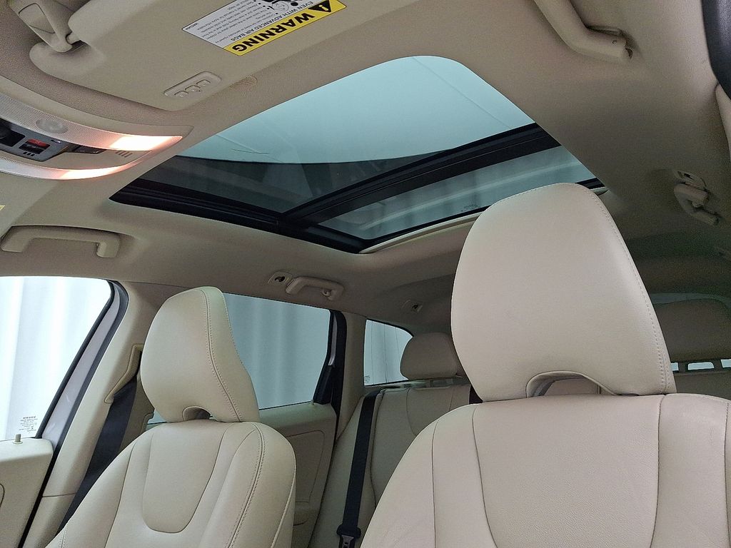 Thumbnail: 2016 Volvo XC60 - 14
