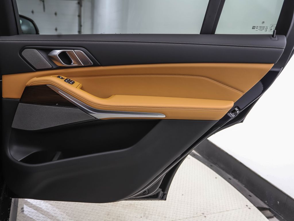 Thumbnail: 2027 BMW X7 - 28