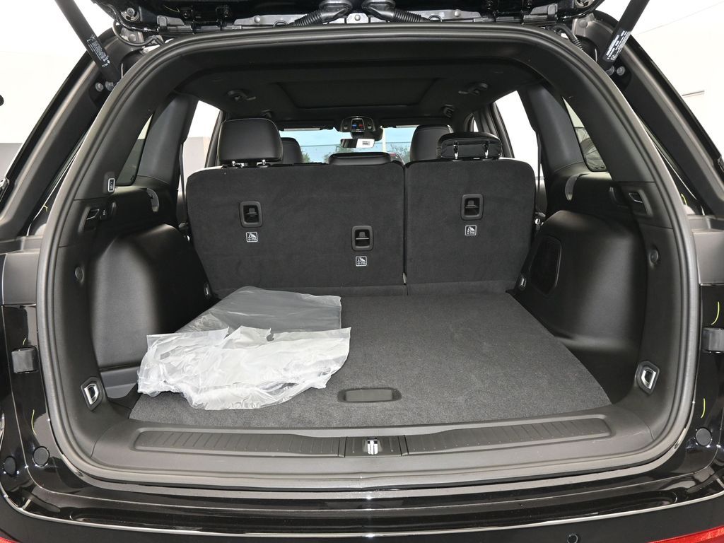 New 2026 Diamond Black Crystal Pearlcoat Jeep Limited image 33
