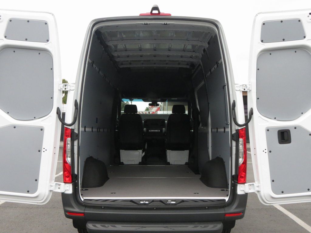 2025 Mercedes-Benz Sprinter 2500 8