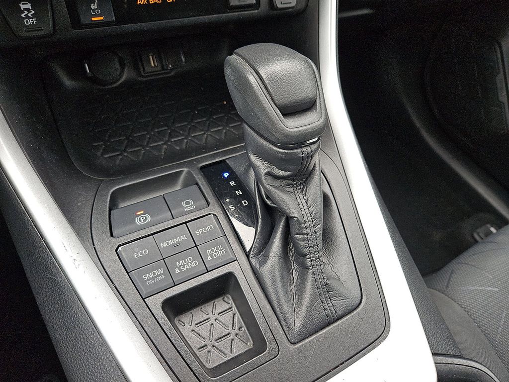 Thumbnail: 2021 Toyota RAV4 - 16