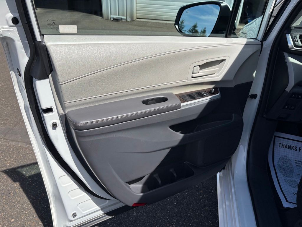2023 Toyota Sienna LE