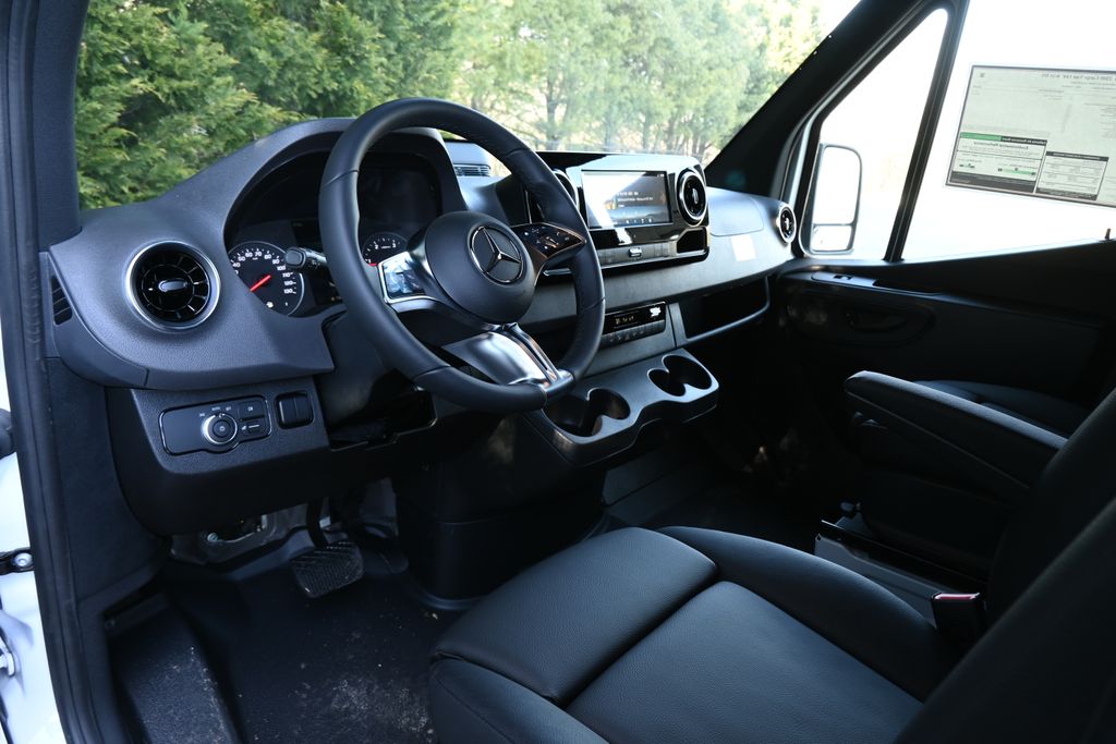 Thumbnail: 2025 Mercedes-Benz Sprinter - 17