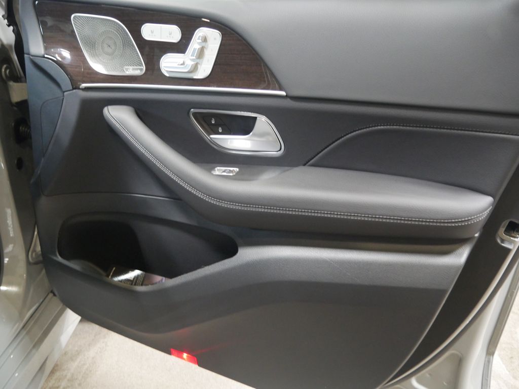 Thumbnail: 2026 Mercedes-Benz GLE - 26