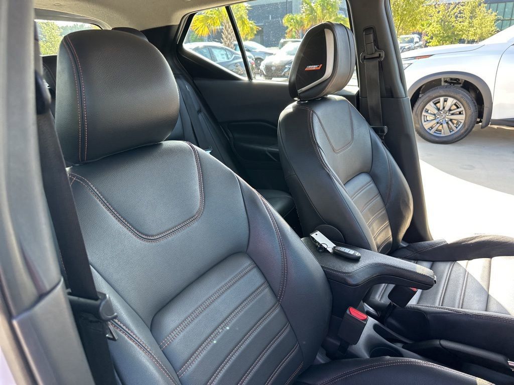 2020 Aspen White/Super Black Nissan Kicks SR FWD SUV