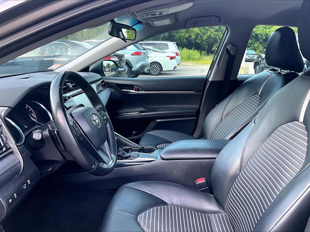 2020 Toyota Camry — photo 4