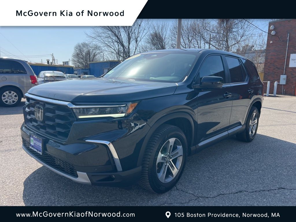 2023 Honda Pilot EX-L AWD with Captains Chairs