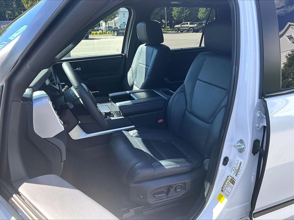 2024 Toyota Sequoia — photo 10