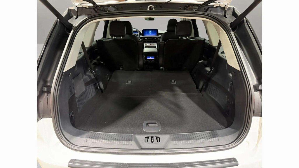 Certified Used 2025 Pristine White Metallic Tri-Coat Lincoln Reserve image 27