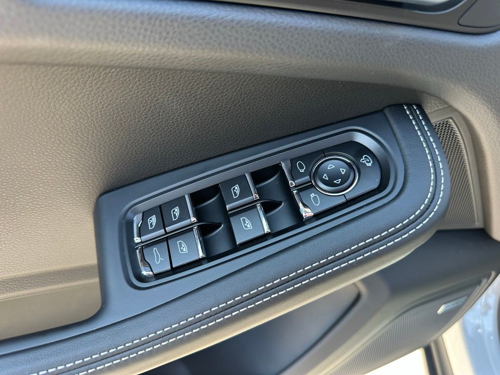 Thumbnail: 2026 Porsche Macan - 22