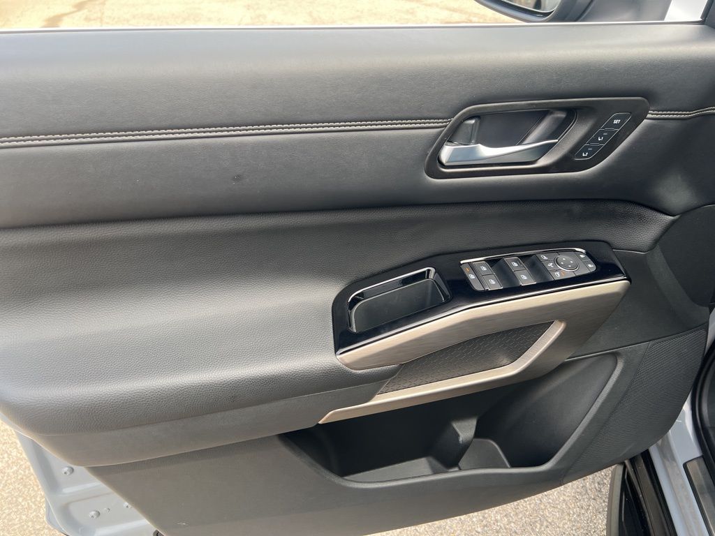 2023 Nissan Pathfinder Platinum photo