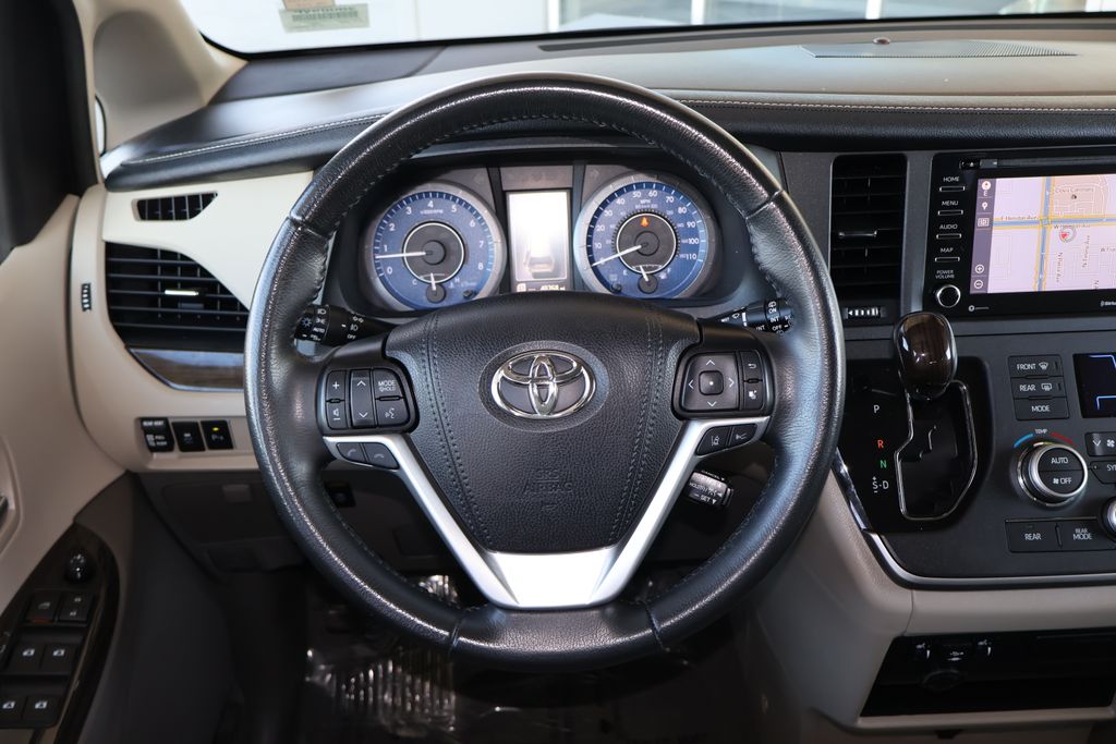 2020 Toyota Sienna XLE 11