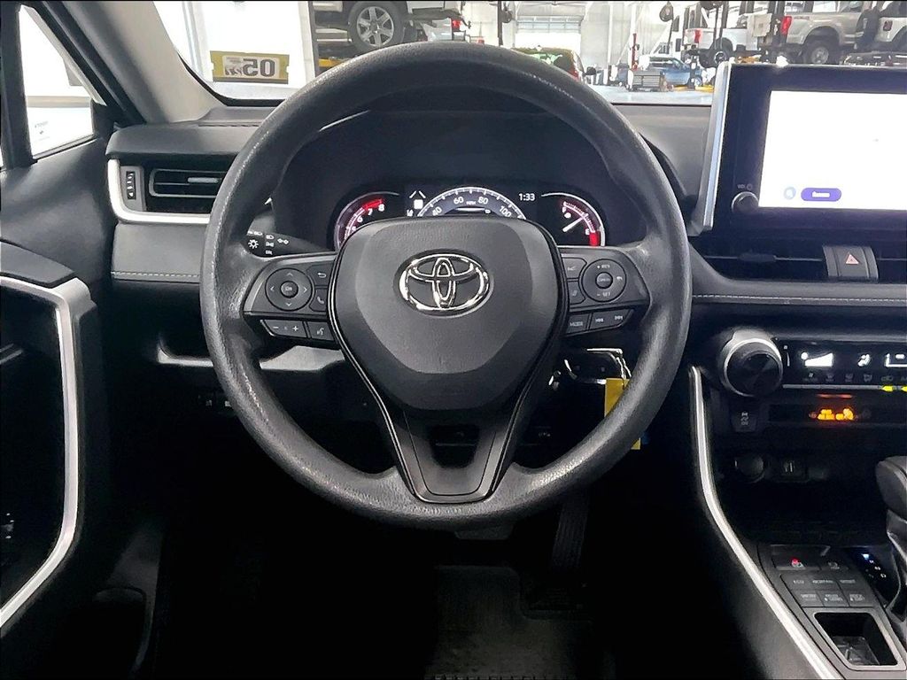 2023 Toyota RAV4 — photo 17