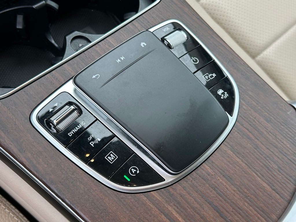 Used 2022  Mercedes-Benz GLC 300 image 25