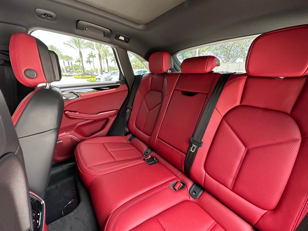 Thumbnail: 2025 Porsche Macan - 31