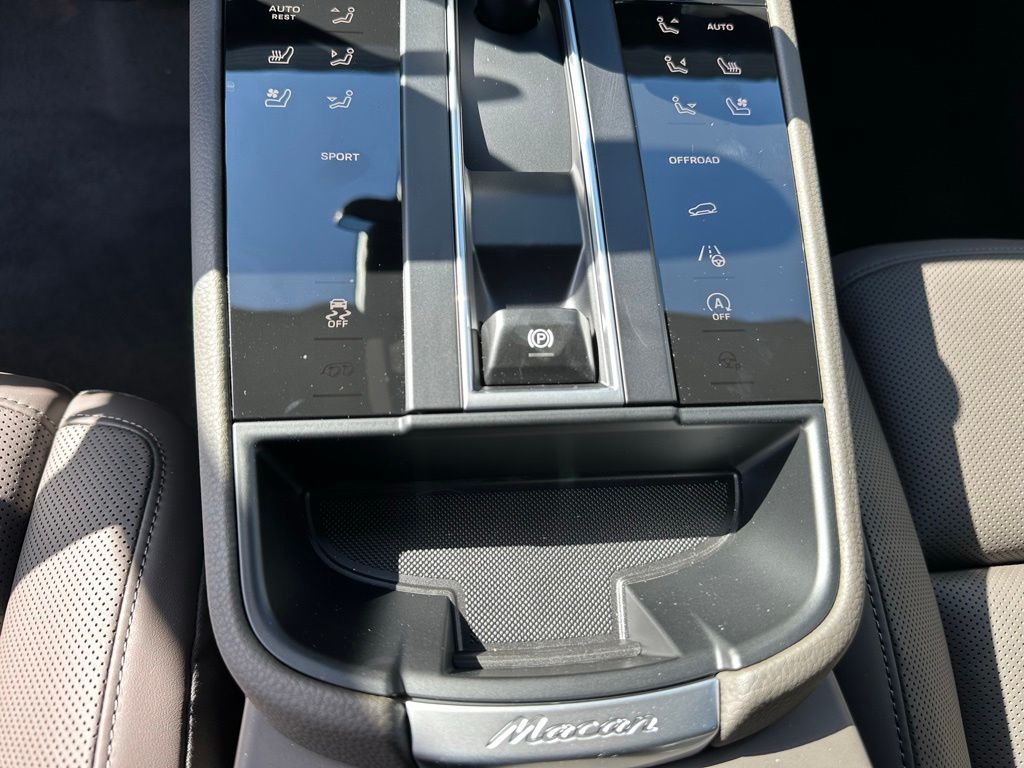 Thumbnail: 2026 Porsche Macan - 26