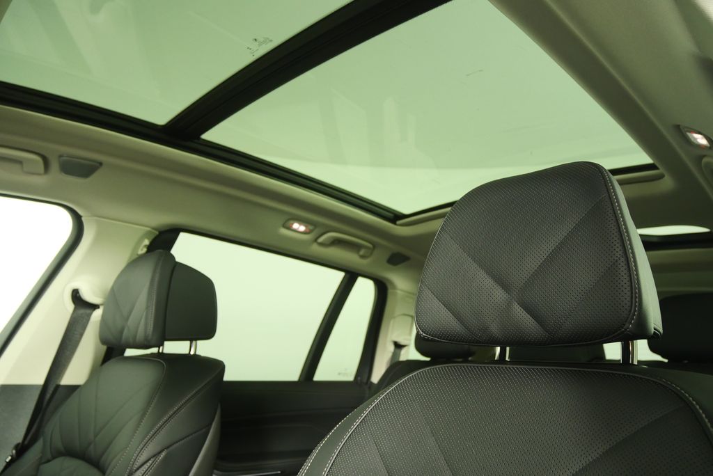 Thumbnail: 2025 BMW X7 - 13