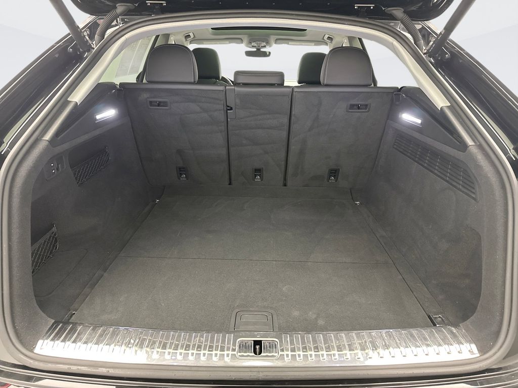 Thumbnail: 2022 Audi Q8 - 22