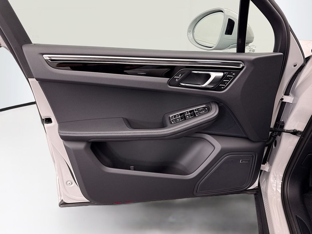 Thumbnail: 2026 Porsche Macan - 25