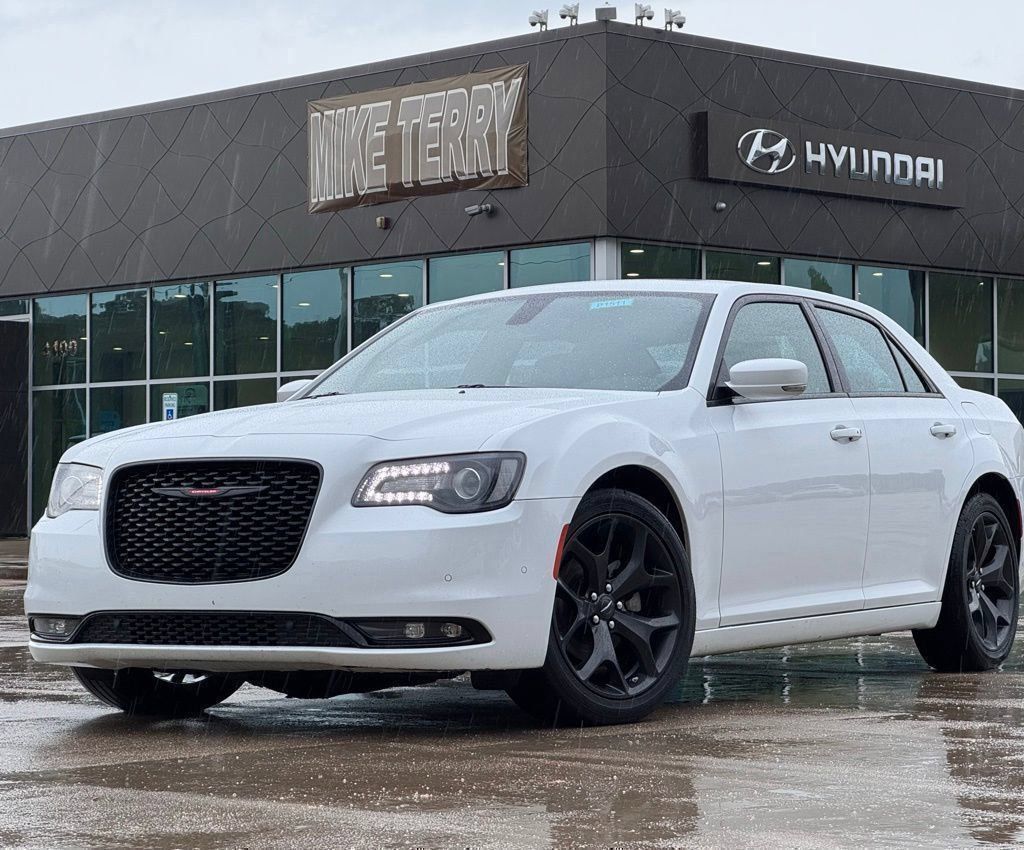 Bright White Clearcoat 2023 Chrysler 300 Sedan Rear-Wheel Drive 8-Speed Automatic