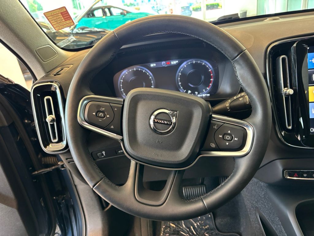 2022 Volvo XC40 Momentum