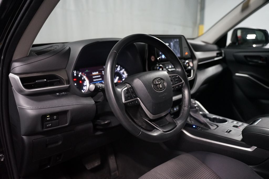 Thumbnail: 2023 Toyota Highlander - 6