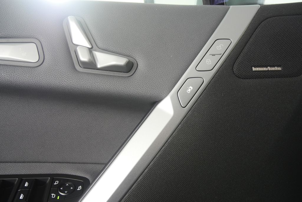 Thumbnail: 2026 BMW iX - 10