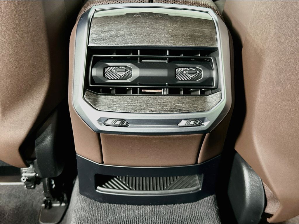 Thumbnail: 2024 BMW i7 - 25
