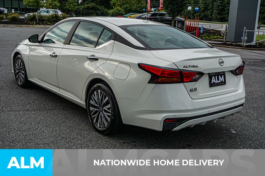 Used 2025 White Nissan 2.5 SV image 4