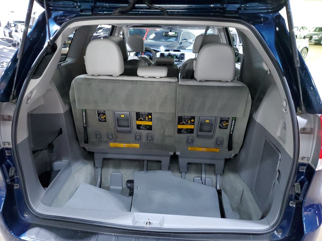 2012 Toyota Sienna XLE 38