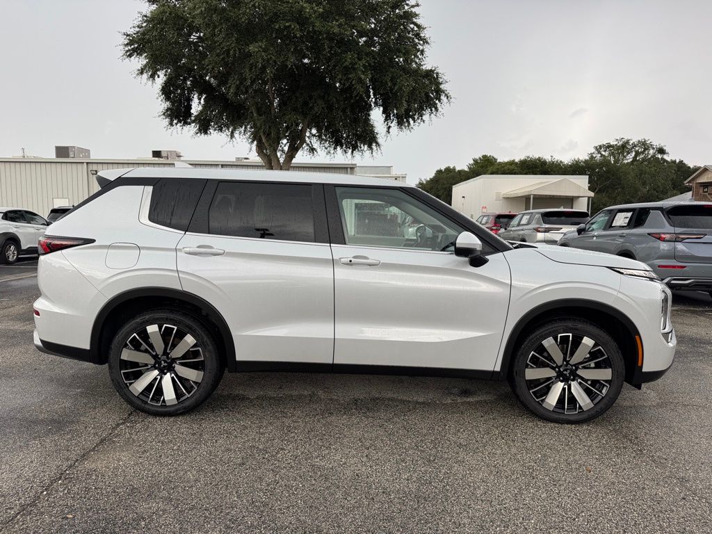 2025 Mitsubishi Outlander SE photo 4