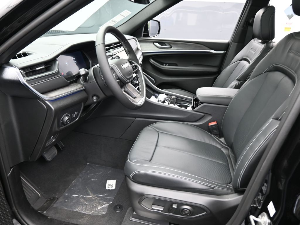 New 2025 Diamond Black Crystal Pearlcoat Jeep Overland image 10